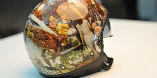 Arte in movimento: a Mondello, shooting col casco “La Vucciria”